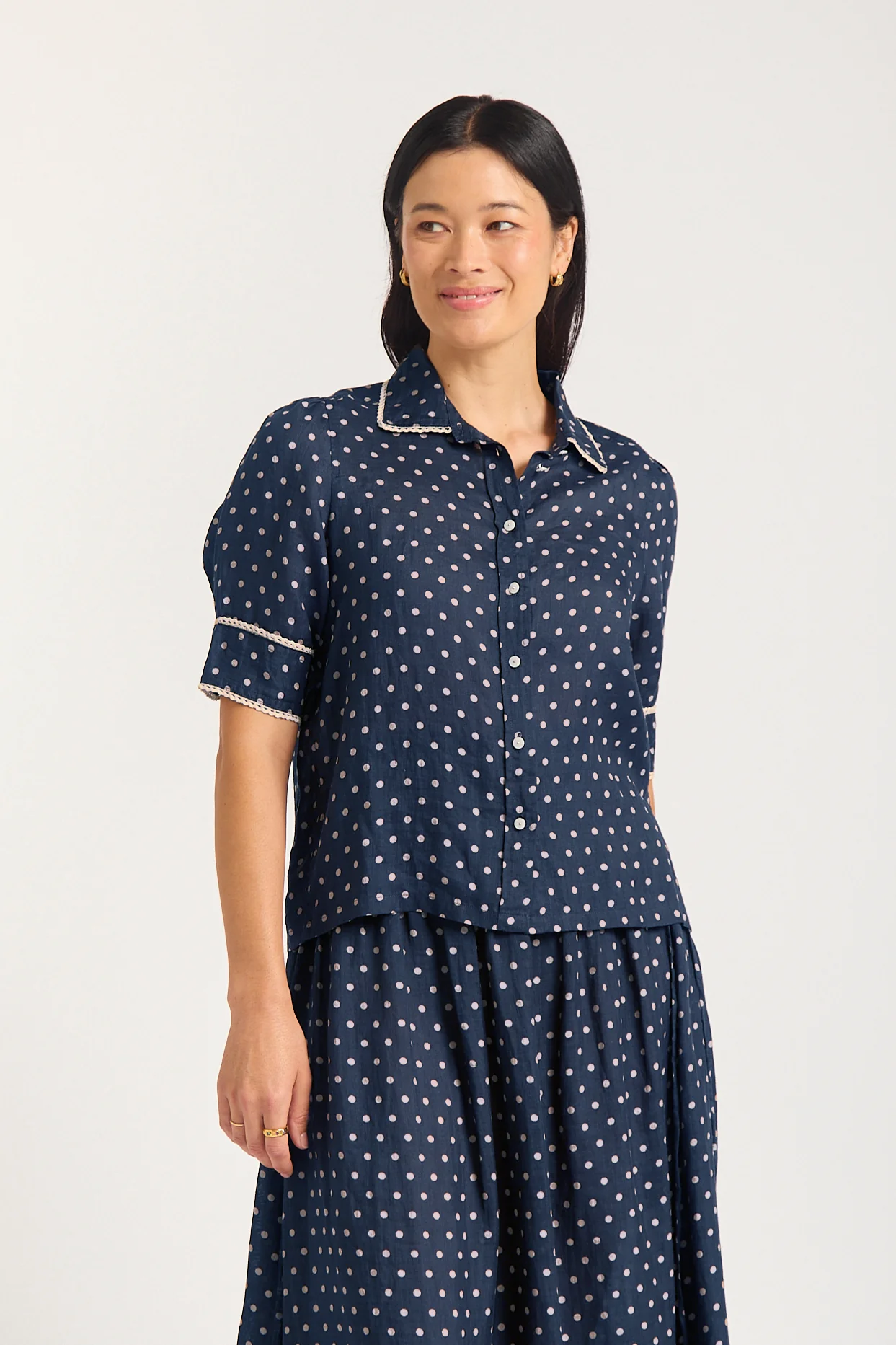 Ruby Ramie Shirt In Navy/Ivory Spot - Image 2